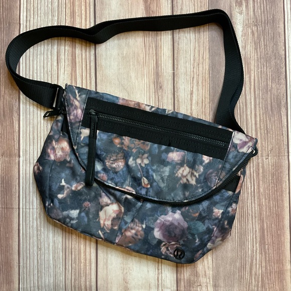 Lululemon Festival Bag II * 5L in Frosted Rose Multi and Black - Picture 1 of 11